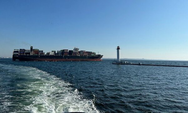 Експерти прогнозують, що блокада українських морських портів завдасть шкоди економіці країни на рівні 0,6-0,9% від ВВП, і попереджають про ризик втрати частини ринків збуту продукції.