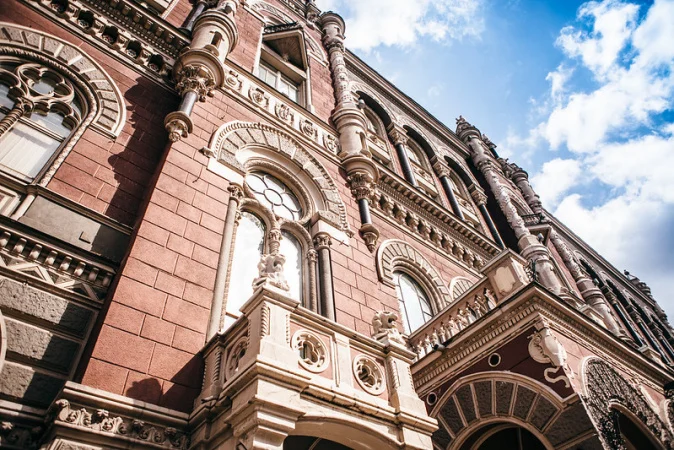 НБУ четвертий тиждень поспіль продає понад $1 млрд на міжбанку