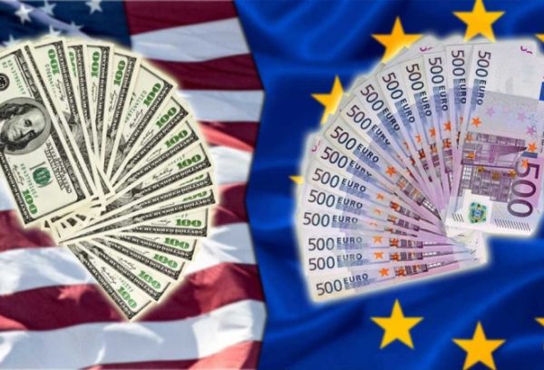 Шостий місяць поспіль українці купують більше євро, ніж доларів, повідомляє Мінфін.