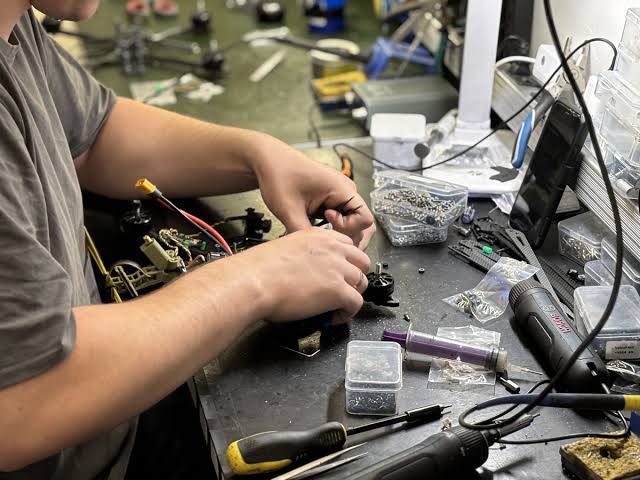 Міністерство у справах ветеранів ініціює законопроєкт, який має запровадити спеціальний правовий статус для цивільних осіб, залучених до забезпечення оборони України, але які безпосередньо не брали участі у бойових діях.