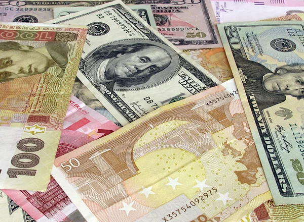 Міжбанківський валютний курс: гривня зміцнилася до долара на 1 копійку, до євро – на 6 копійок