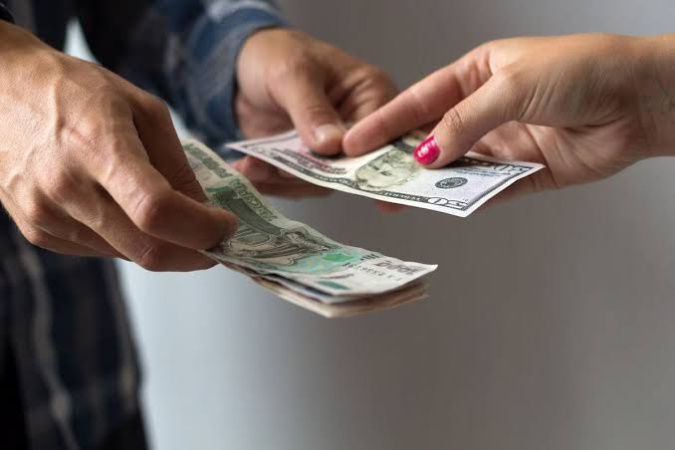 Покоління Z вже отримало дипломи, знайшло першу роботу або активно її шукає, але фінансової незалежності це не гарантує.