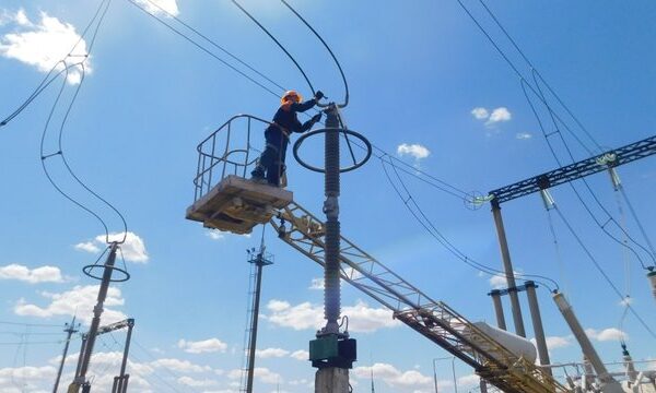 На Одещині практично відновлено електропостачання після значних атак Росії, здійснених у суботу, проте “Укренерго” повідомляє про наявність обмежень у мережі.
