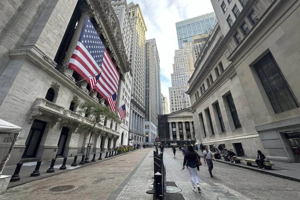 Як пише International Business Times, індекс волатильності CBOE Volatility Index (VIX), який називають «індикатором страху» Wall Street, у п'ятницю опустився до 14,2 пункту — мінімального рівня 2026 року.