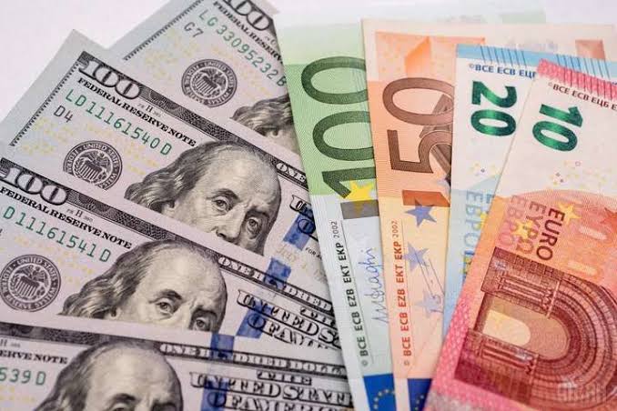 У вівторок, 18 серпня, на готівковому ринку середній курс долара додав 7 копійок в покупці та 5 копійок у продажу.