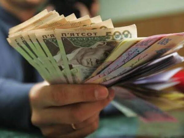 Податківці оприлюднили інформацію про сплату податків з декларацій українців на суму 323,9 млрд грн за минулий рік.
