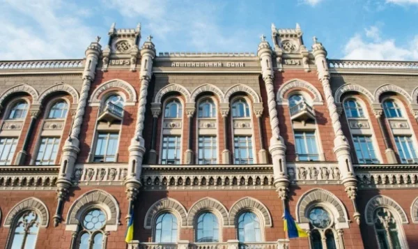 НБУ послаблює валютні обмеження для громадян, підвищуючи ліміт на купівлю безготівкової валюти та вносячи інші зміни.