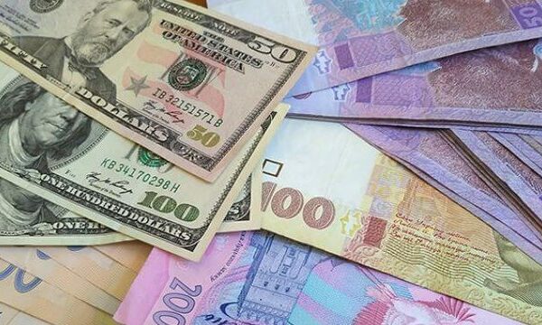 Офіційний курс української гривні до євро на понеділок знизився до нової найнижчої позначки 52,2492 грн/EUR.
