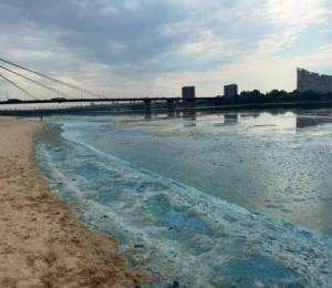 Екологи виявили причини зміни кольору води та утворення піни в Дніпрі | Нерухомість Києва