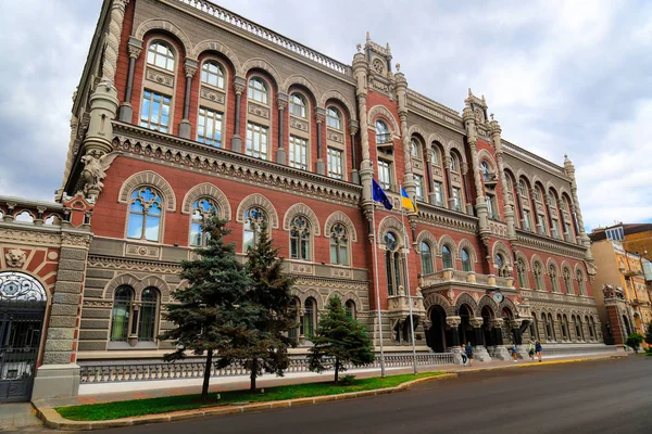 НБУ нарощує валютний кеш через ризик скорочення допомоги