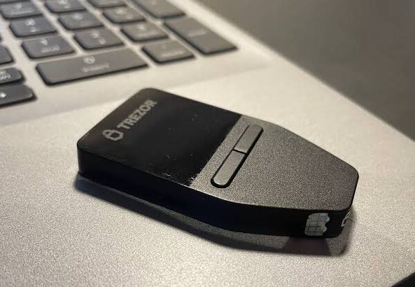 Trezor попередив про фішингову атаку після злому поштового провайдера