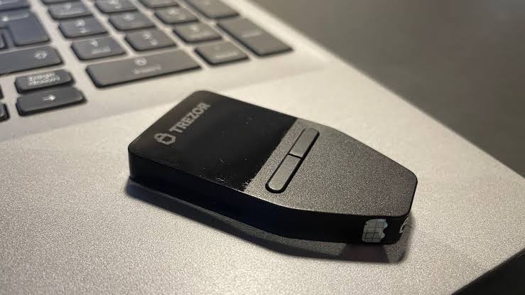 Фішингова атака на клієнтів Trezor