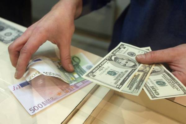 Українці придбали валюти на $600 мільйонів у серпні