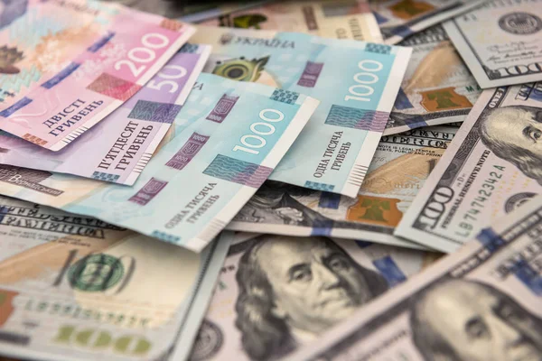 У вівторок, 8 вересня, середній курс долара подешевшав на 10 копійок в купівлі та 8 копійок у продажу.