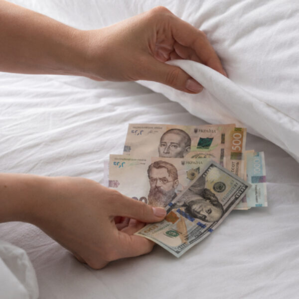 Українці ховають гроші “під матрац”: Мінфін пояснює причини та чи варто скуповувати валюту