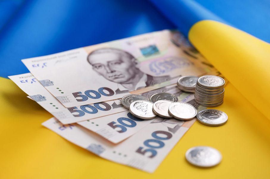 Проєкт Державного бюджету на 2027 рік передбачає підвищення мінімальної зарплати з 8647 грн до 9546 грн, або на 10,4%.