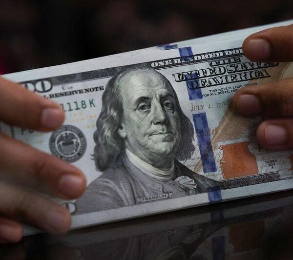 Долар США додав 2,5% до євро за вересень завдяки зростанню економіки