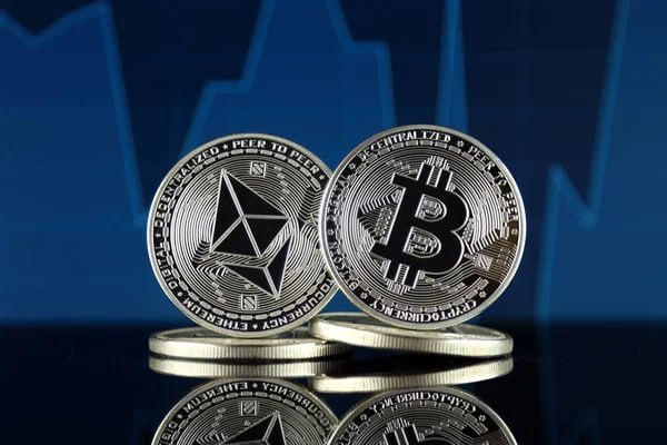 Біткоїн та Ethereum падають на тлі очікувань щодо ставок ФРС