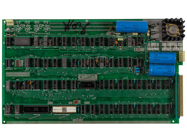 На аукціоні Bonhams продали робочий комп’ютер Apple-1 1976 року.